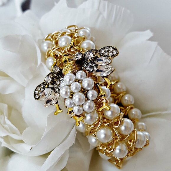 NEW! EXQUISITE LUXURY VIBES Queen BEE PEARLS BRACELET - Picture 1 of 4